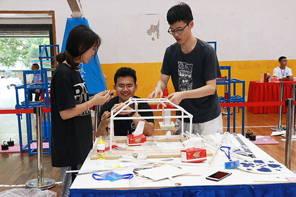参赛小组成员合作完成模型制作 ok1188诸侯快讯官方宣传部 隋明潓 摄0.jpg